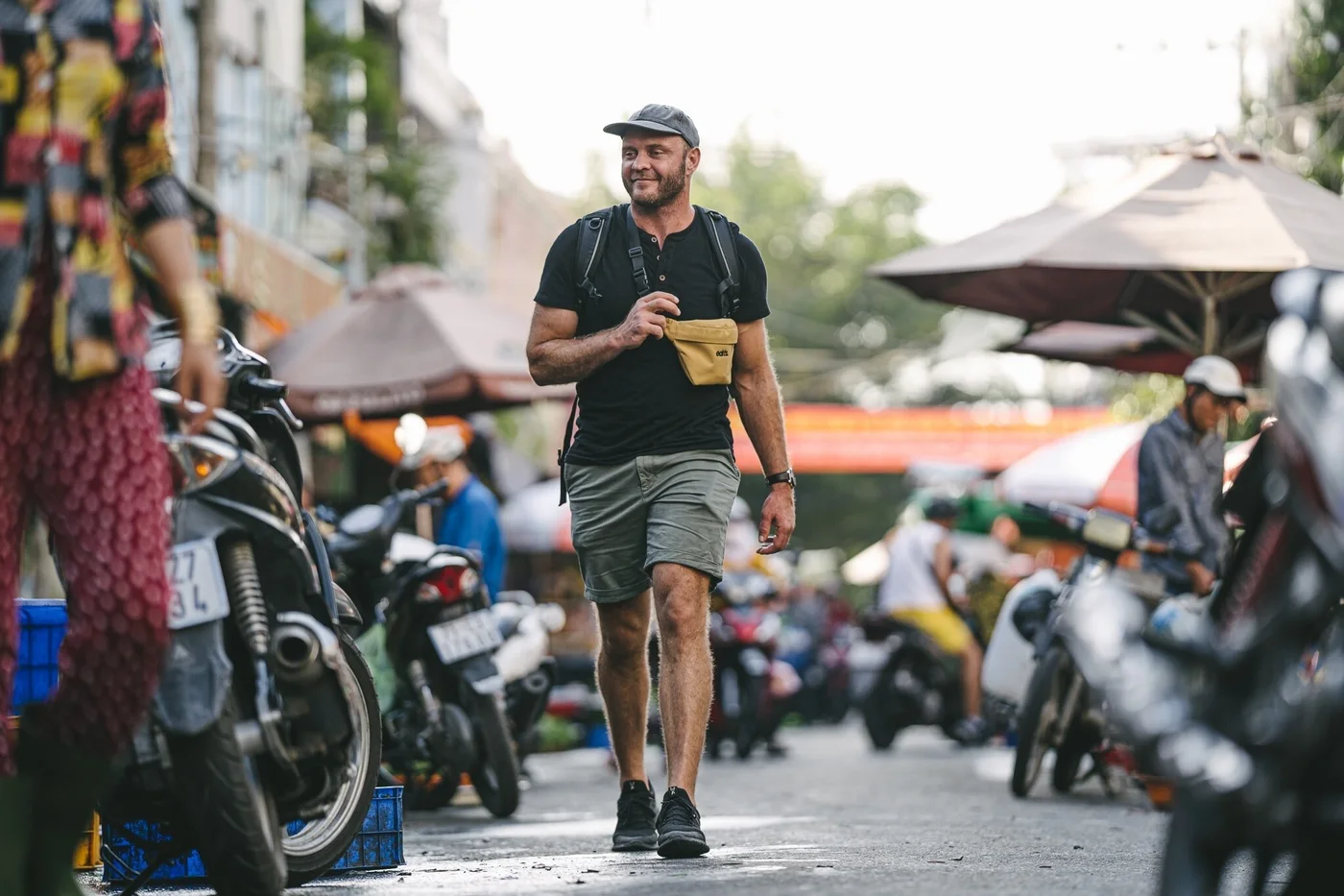 Profe Cody caminando por un mercado al aire libre